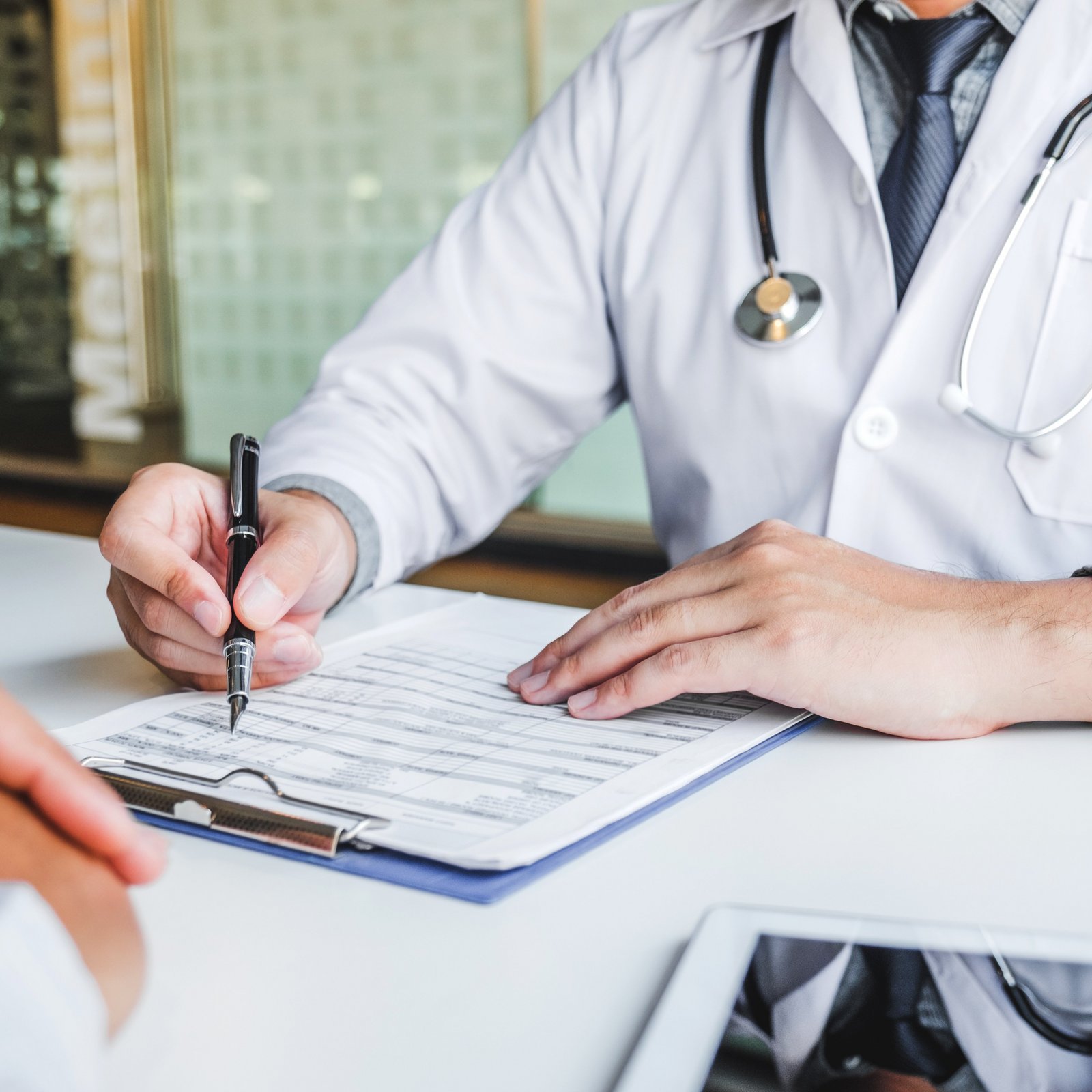 Klemmbrett, auf das geschrieben wird