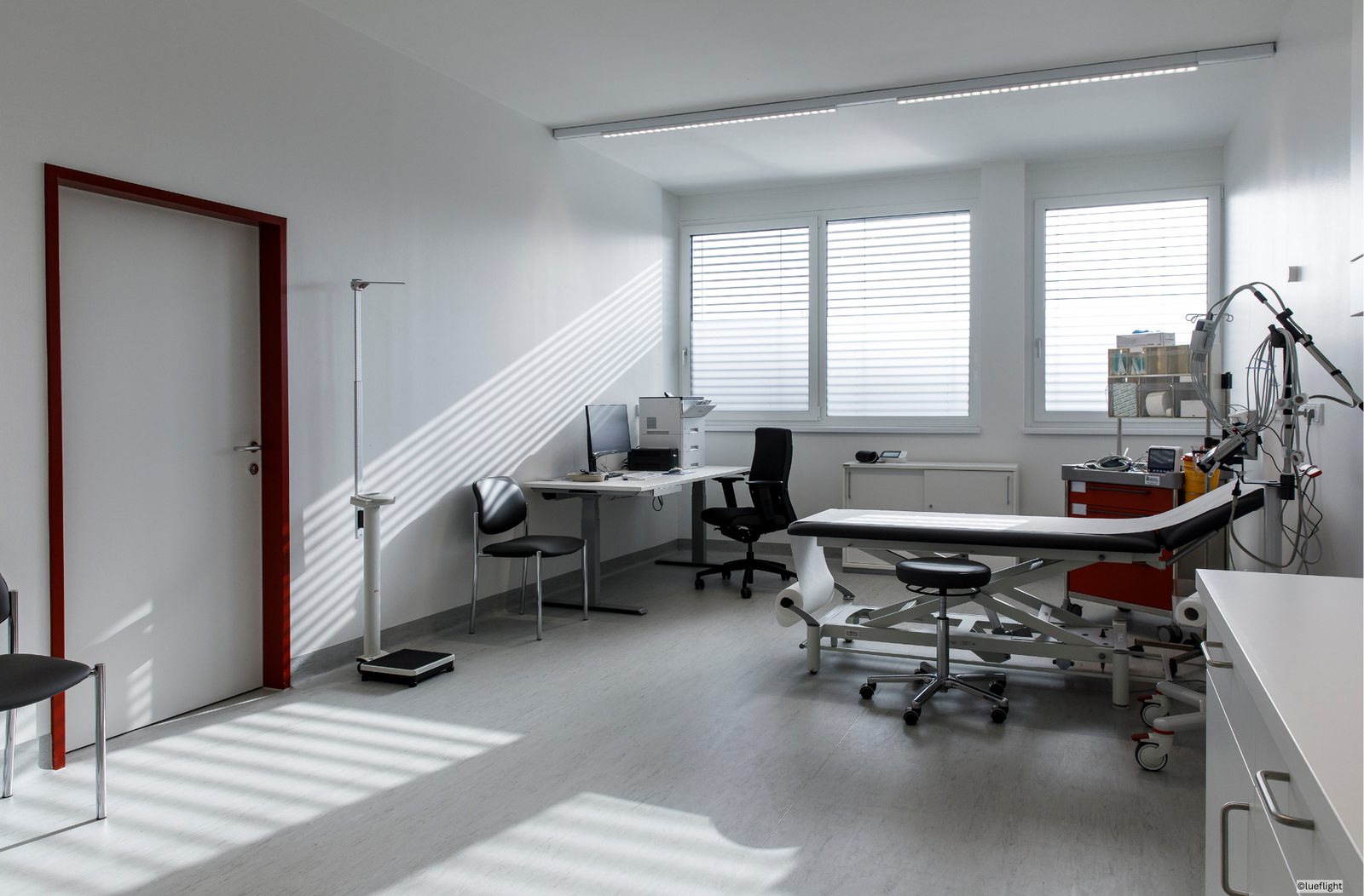 Ein moderner Behandlungsraum mit Liege